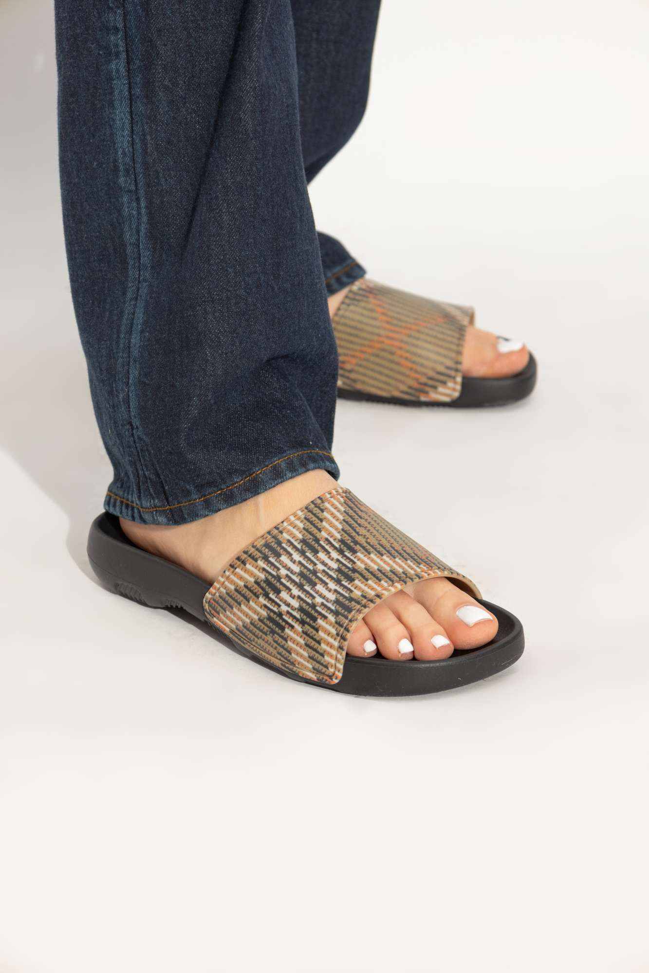 【関税＆送料込み】Burberry Lf Dive Sandals Burberry Dive Embossed Check Pool Sandals | Neiman Marcus